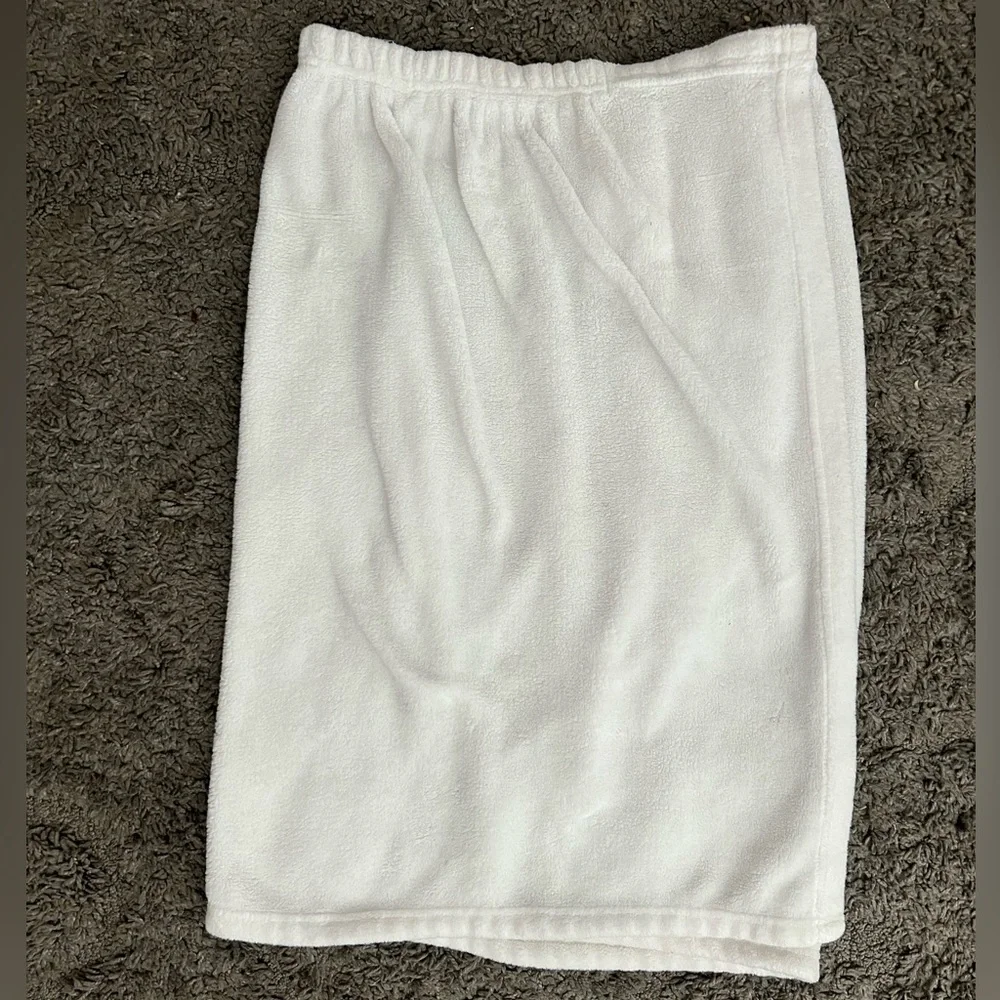 Fluffy White Velcro Body Wraparound Towel One Size Never Used NWOT